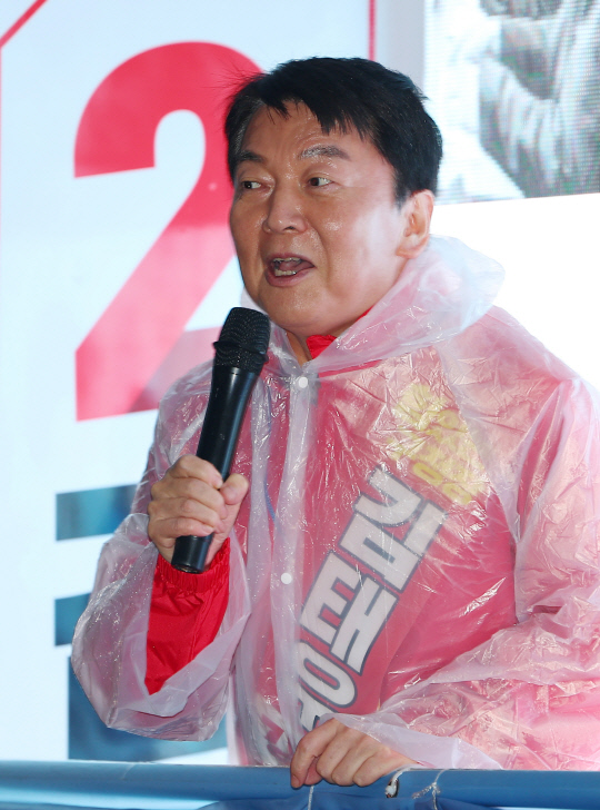 국민의힘 강서구청장 보궐선거 공동선대위원장인 안철수 의원이 4일 오후 서울 강서구 방신시장에서 김태우 후보 지원유세를 하고 있다.<연합뉴스>